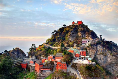  ¡Descubre la magia ancestral en las Ruinas del Templo de la Montaña Wudang!