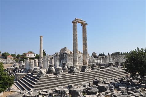 El Templo de Apolo en Didyma: Un monumento épico a la divinidad y un viaje al pasado clásico!