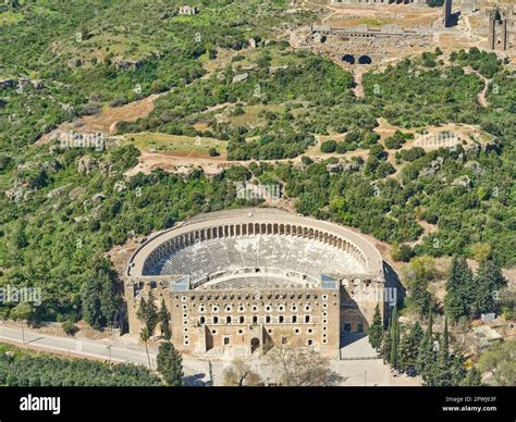 ¡Sumérgete en la historia con el Teatro de Aspendos, un monumento romano impresionante!