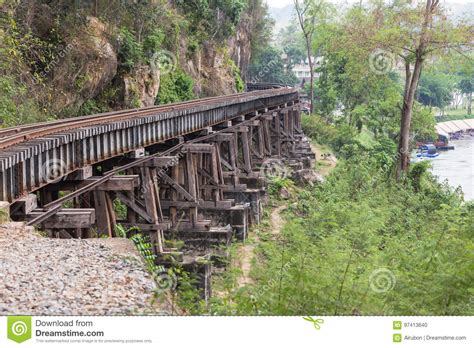  El Puente Ferroviario de Tham Luang: Un viaje sobre raíles y el misterio bajo tierra